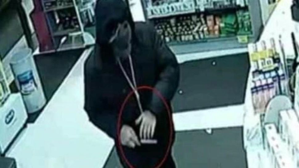  Jaf la o farmacie din Cluj. Un individ mascat a furat 12.000 de lei dintr-o cutie de valori: hoțul, surprins pe camerele de supraveghere