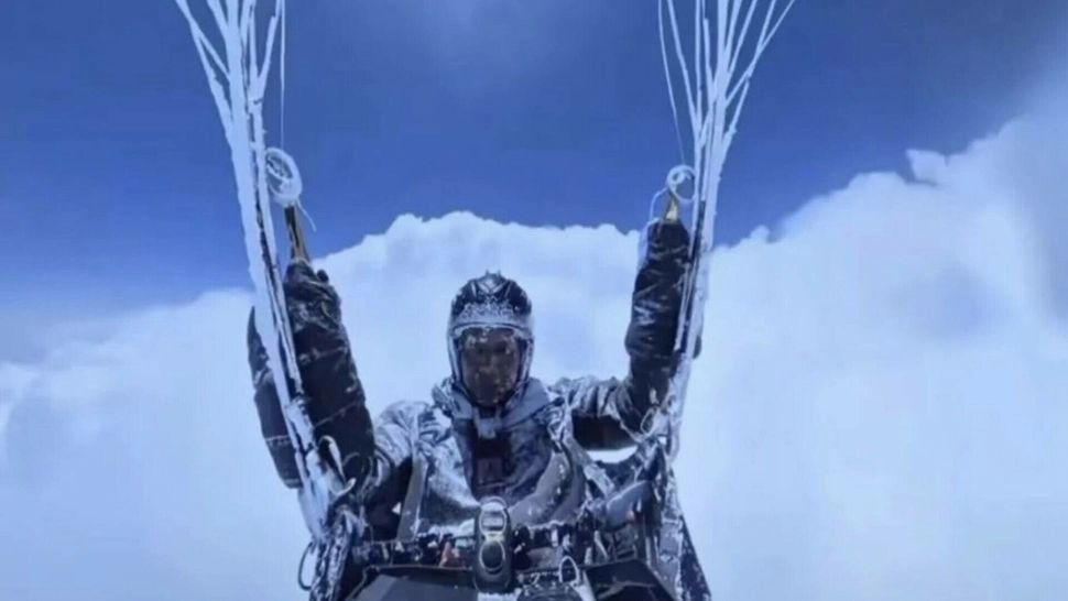 Zbor la limita supraviețuirii: un parapantist a ajuns accidental la 8.000 de metri altitudine și a reușit să scape cu viață