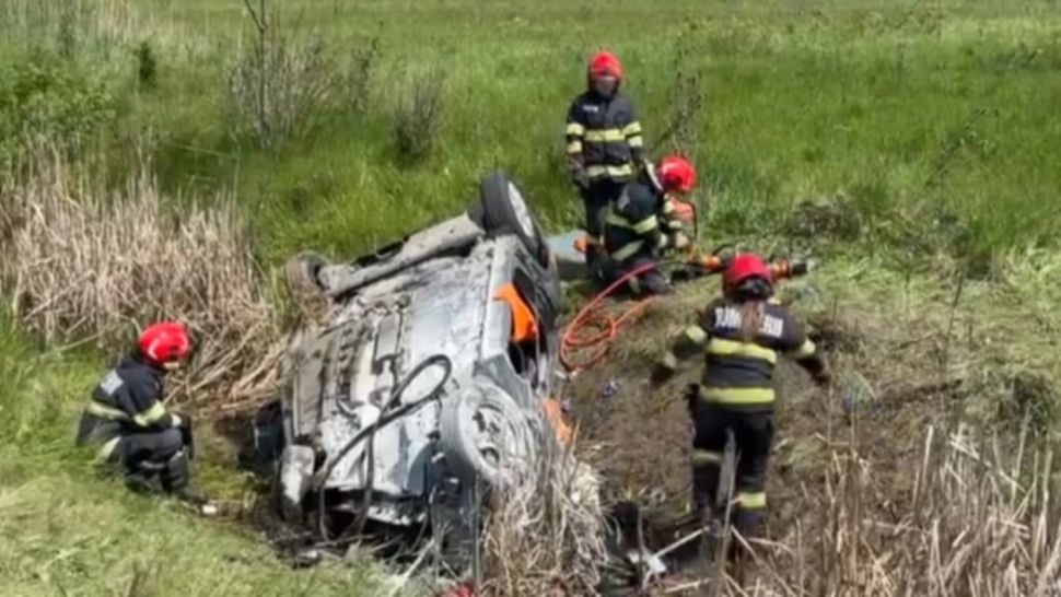 Tragedie pe un drum din județul Cluj: un copil de 12 ani și o femeie au murit pe loc, alți doi pasageri sunt în stare critică