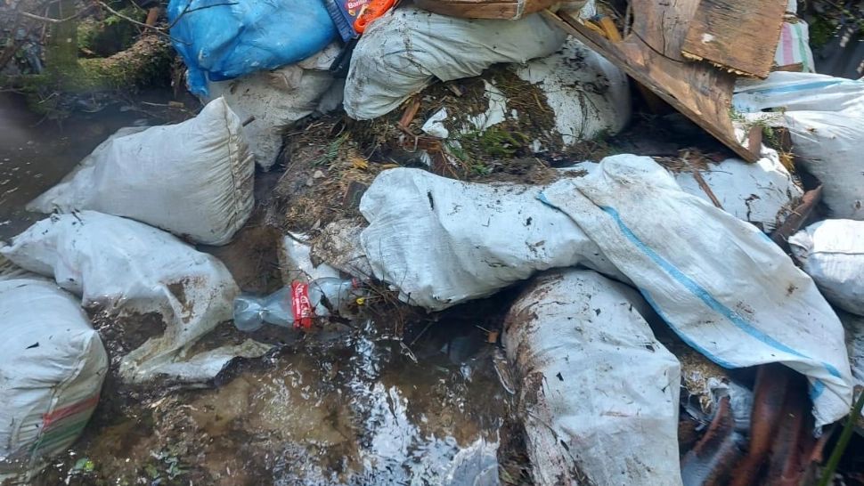 Un munte de deșeuri, aruncate în albia unui pârâu din Cluj! Risc major de dezastru ecologic: cine se face vinovat