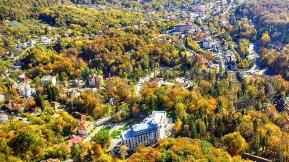 Stațiunea balneară cu ape care tratează astmul și alergiile și-a deschis porțile pentru turiști  