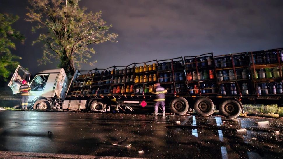 La un pas de tragedie. Un TIR încărcat cu sute de butelii s-a răsturnat, în urma unui accident - FOTO