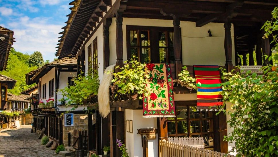 Țara vecină României unde casele costă 3.500 de euro. Vesticii le cumpără online și se mută cu toată familia