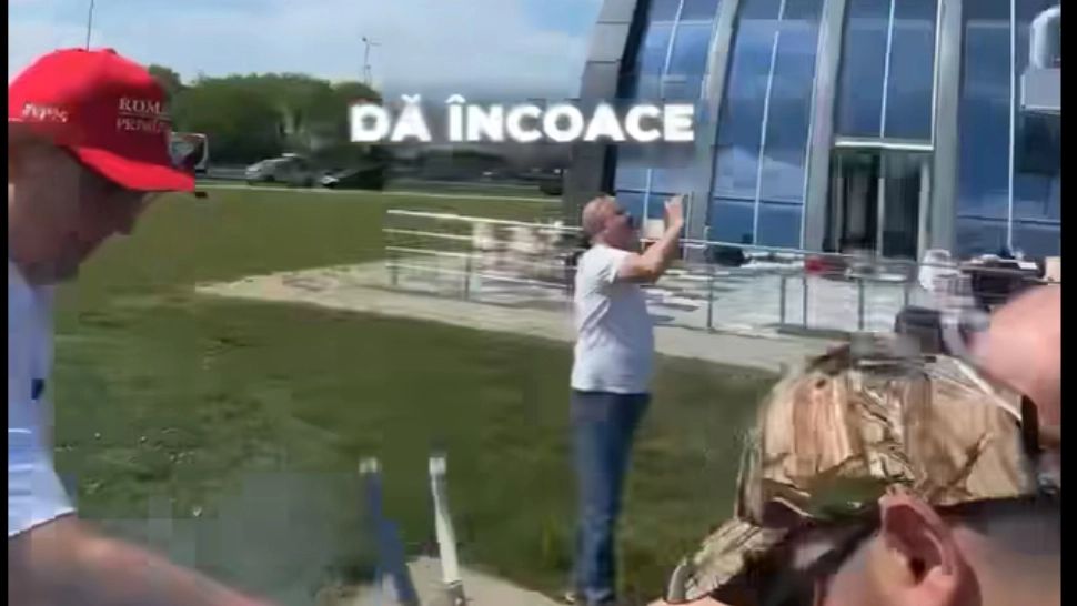 Ponta, suveranistul de carton, se contrazice, din nou. La câteva ore după ce a spus că românii n-au bani de mici, s-a filmat la grătar - VIDEO