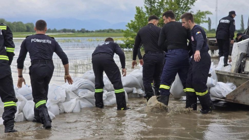Inundații 2025. A fost DEPĂȘITĂ cota de atenție pe râul Olt! Sute de animale, evacuate: intervin pompierii