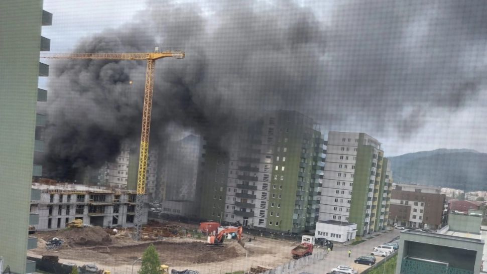 INCENDIU puternic, cu degajări mari de fum pe un șantier din Brașov. Oamenii, avertizați de pompieri să își închidă ferestrele