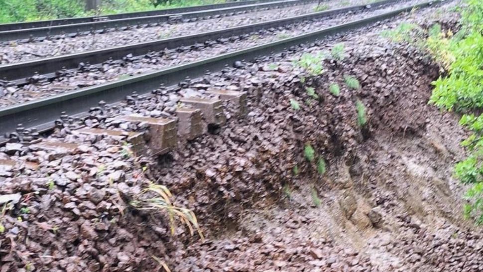 Circulaţia trenurilor, restricţionată în judeţul Braşov din cauza unei alunecări de teren. Terasamentul între Predeal şi Timişu de Sus s-a surpat