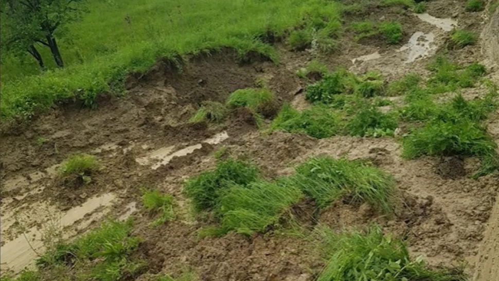 Vreme extremă! Doi bătrâni, evacuați din casă din cauza unei alunecărilor de teren provocate de ploile puternice