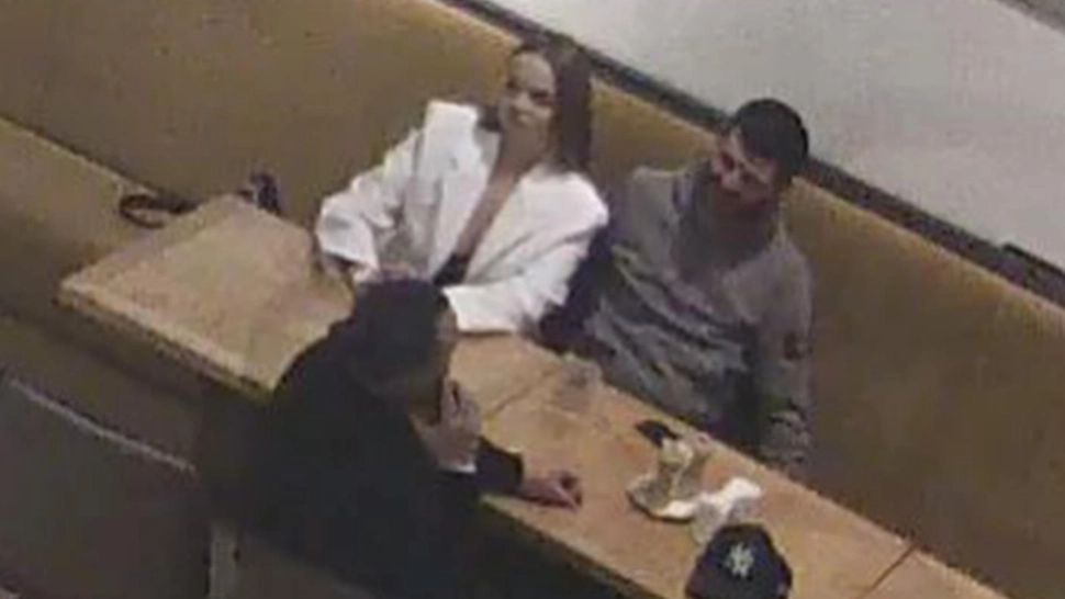 Jaf la un celebru restaurant din Cluj! Hoțul, surprins de camere în timp ce fură o minge semnată de jucătorii Generației de Aur