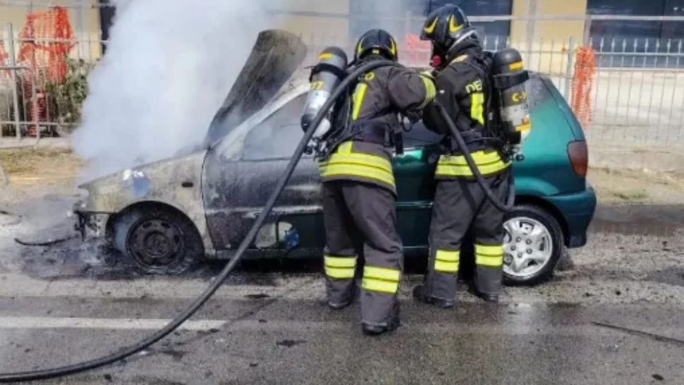 Româncă de 50 de ani, din Italia, la un pas de moarte. S-a salvat în ultima clipă din mașina cuprinsă de flăcări