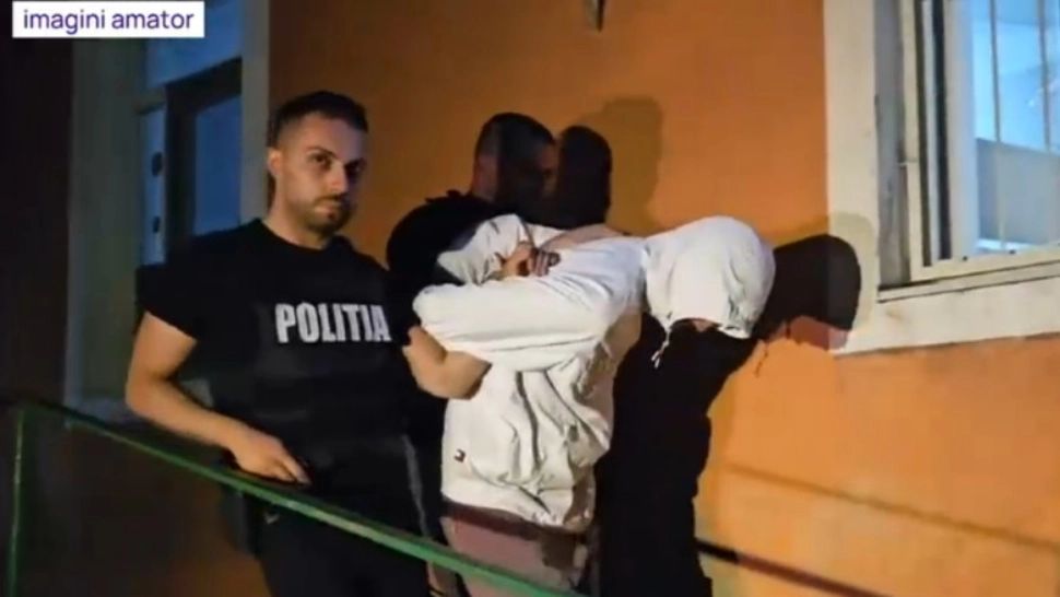 Urmărire cu violență în Capitală: un suspect de tâlhărie a atacat polițiștii și s-a baricadat în locuință