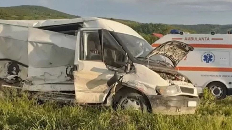 Accident feroviar în Vaslui: dubă cu doi tineri, izbită în plin de un tren