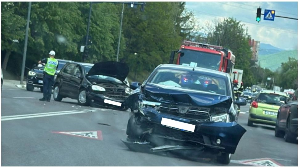 Accident în Râmnicu Vâlcea. Patru persoane, printre care și un copil de doi ani, rănite din cauza neacordării de prioritate