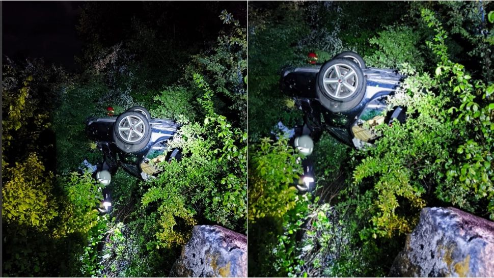 Accident deosebit de grav în județul Cluj! Trei tineri au fost răniți, după ce s-au răsturnat cu mașina într-o râpă 