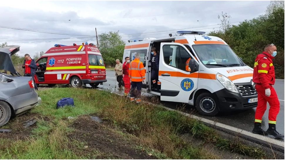 Accident pe drumul groazei din Argeș. Un autocar plin cu pasageri s-a ciocnit cu un autoturism 