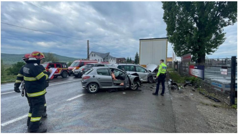 Accident în județul Bistrița. Doi bărbați au fost răniți, după ce două mașini s-au ciocnit violent