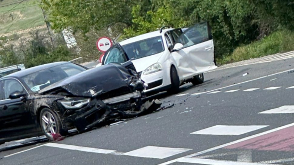 Accident grav în Vrancea. Trei femei au ajuns la spital, după ce o șoferiță de 21 de ani „nu a văzut” semnul STOP