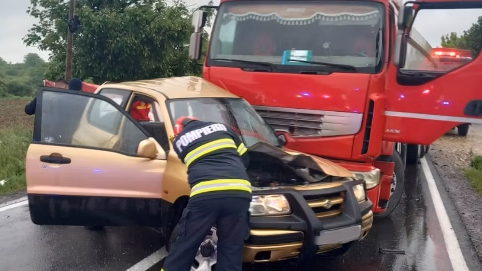 Accident grav în Bihor: două victime în urma coliziunii dintre un autoturism și un camion