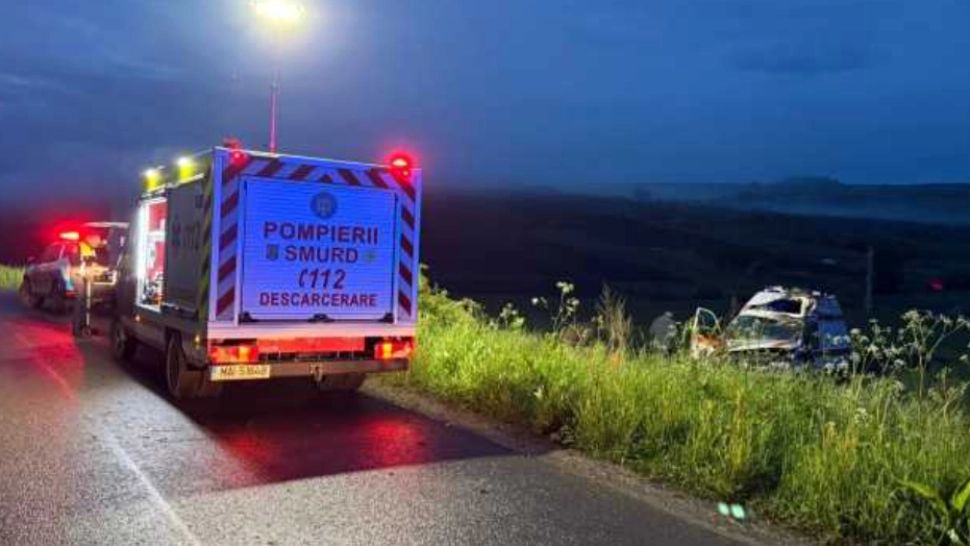 O ambulanță, implicată într-un accident rutier în Cluj. Salvatorii au intervenit cu o echipă de descarcerare