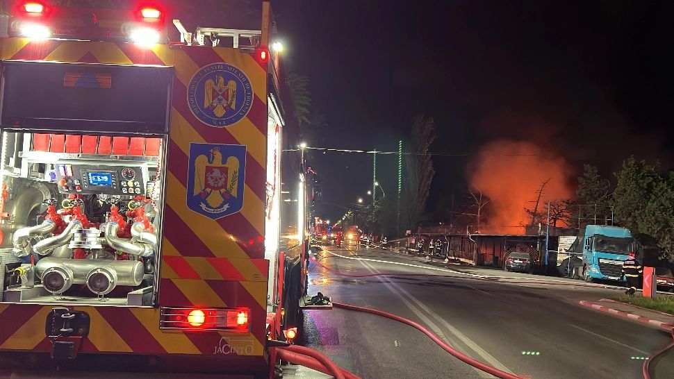 Incendiu de proporții la un restaurant din Voluntari. Pompierii intervin cu 14 autospeciale FOTO+VIDEO