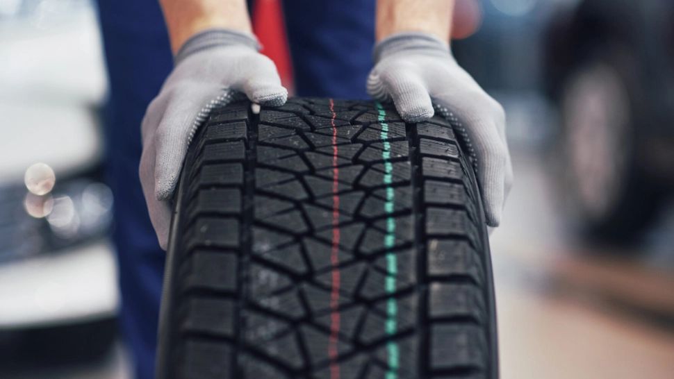 Misterul dungilor colorate de pe anvelopele noi: ce ascund și cum să nu fii păcălit