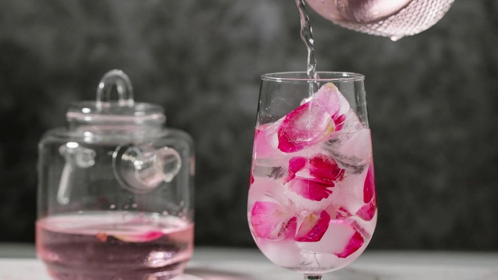 Ce este apa de trandafiri și ce beneficii nebănuite are. Toate femeile TREBUIE să-și prepare acest elixir al frumuseții