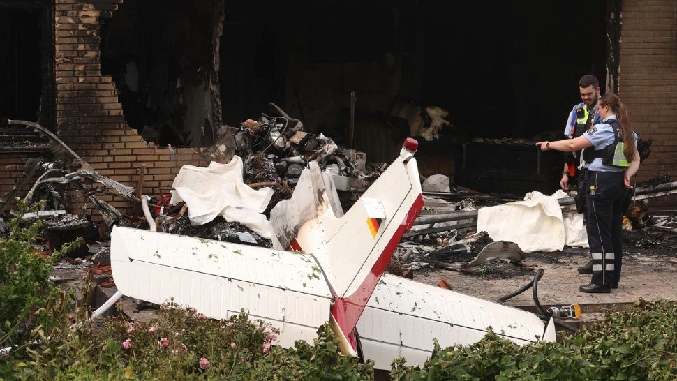 Un avion de mici dimensiuni s-a prăbușit pe o casă, în Germania. Doua persoane au murit