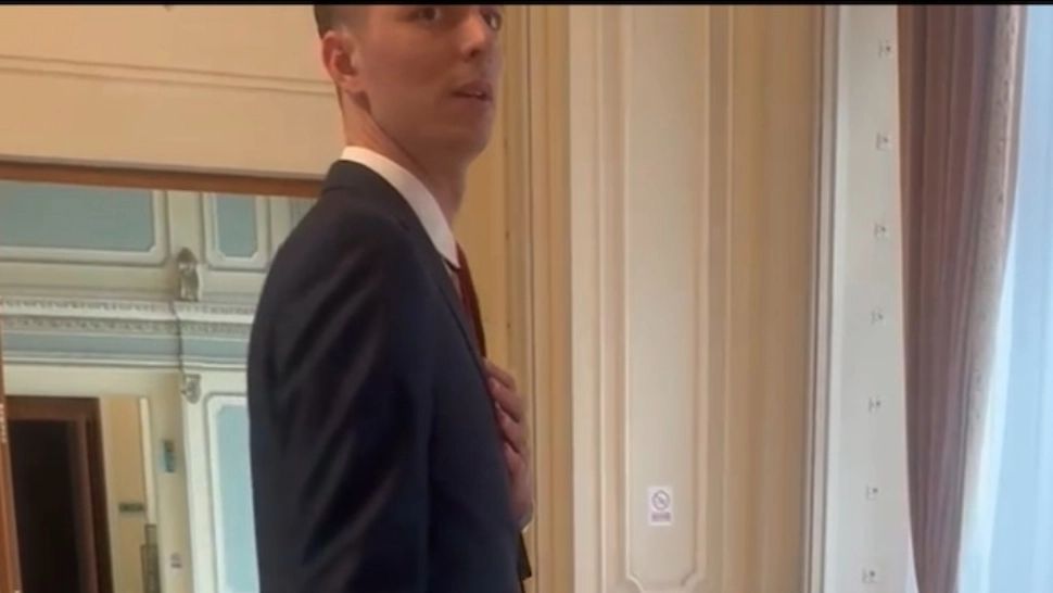 Scandal cu infiltrații lui Nicușor Dan în Parlament. Un susținător al primarului, filmat când se plimbă nestingherit prin clădire și se refugiază în spatele ușii reziștilor - FOTO