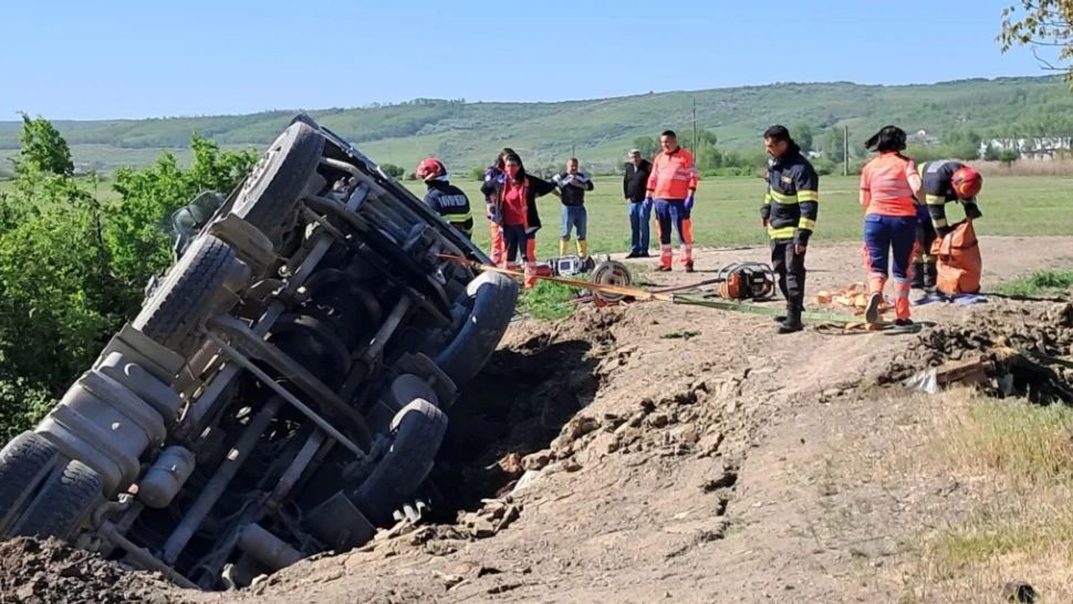 Accident rutier grav: autobetonieră răsturnată, șoferul a rămas prins în cabină