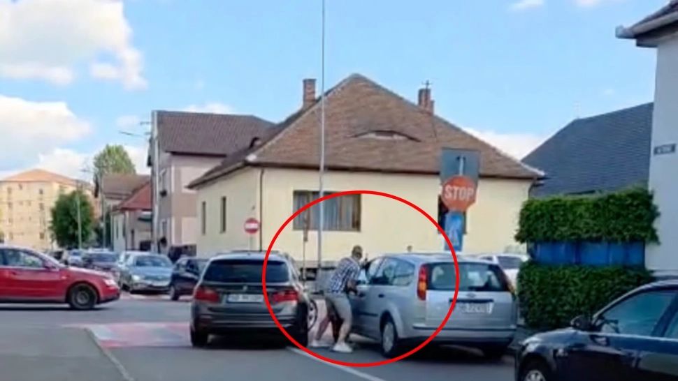 Alertă în Sibiu. Un scandalagiu care a lovit oameni pe stradă sau în trafic a fost reținut de poliție- FOTO