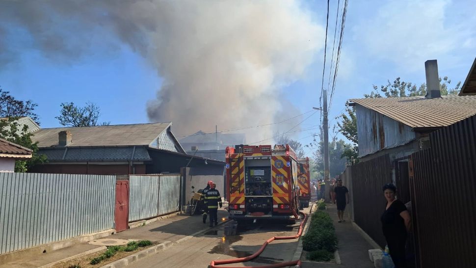 Incendiu devastator în Brăila. Ard două case. Pompierii intervin cu 7 autospeciale. O persoană are arsuri de gradul 1 VIDEO