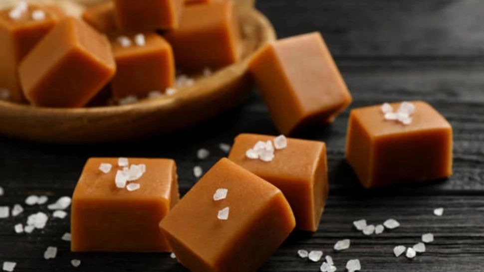 Cum se prepară cornulețele cu caramel sărat și alune, un deliciu pe care îl vei adora