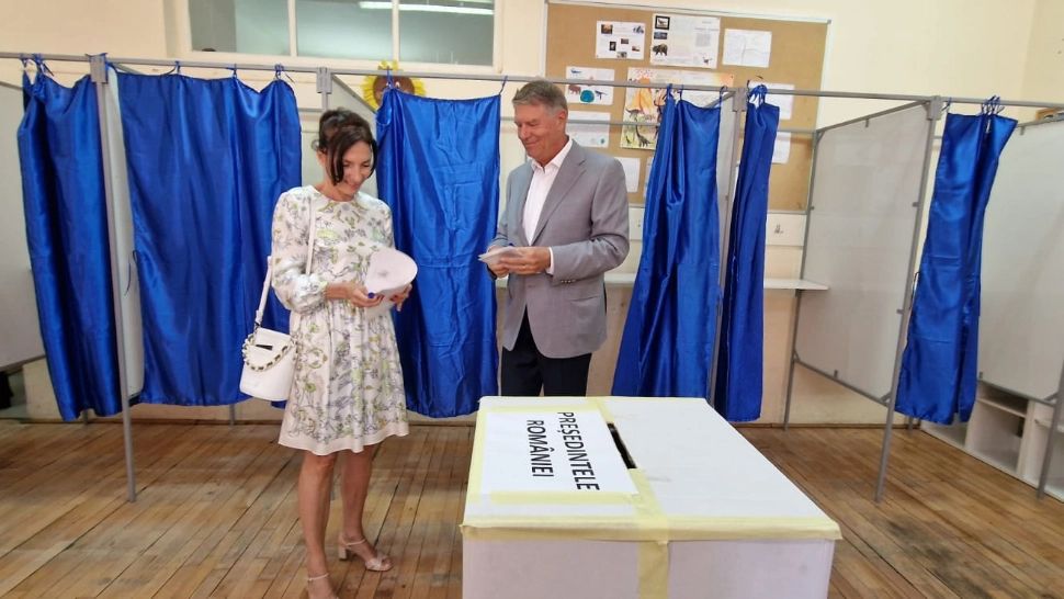 Klaus Iohannis și soția, la vot. Cum a apărut Carmen Iohannis la secția de votare - VIDEO