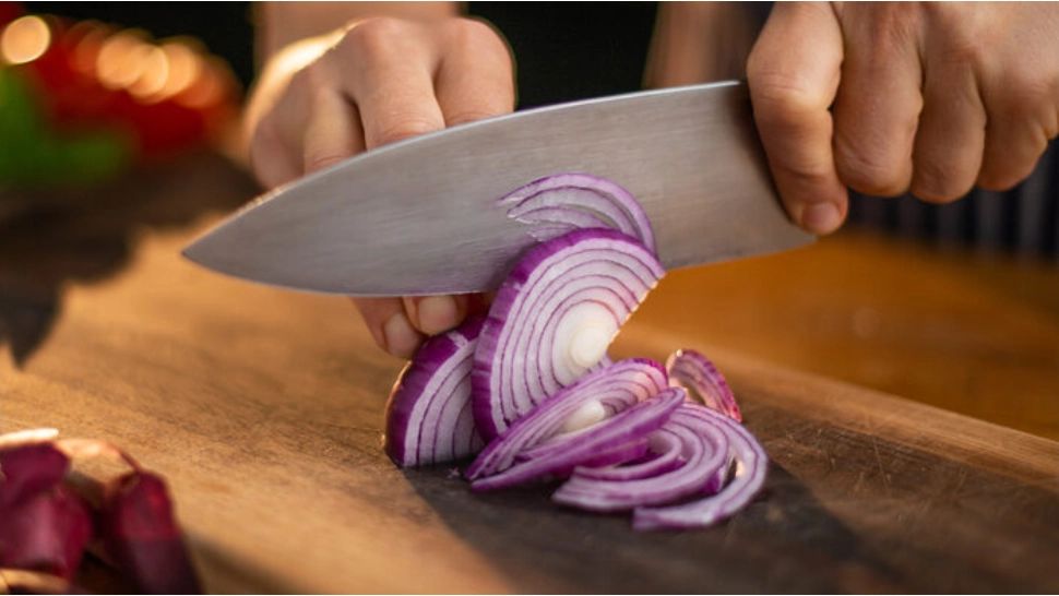 Cum să tai ceapă fără să plângi. Trucul secret al bucătarilor profesoniști. Nu ai nevoie decât de un simplu șervețel 