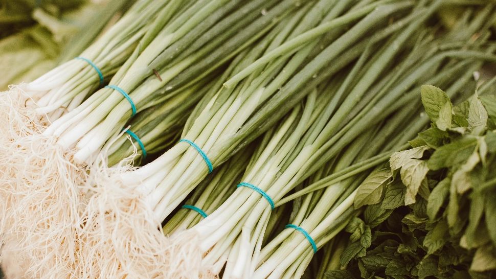 7 motive să consumi cât mai des ceapă verde. Beneficii despre care sigur nu știai!