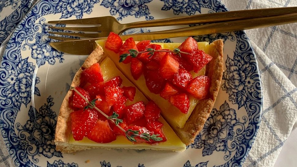 Chec cu căpșuni. Un desert potrivit pentru zilele de weekend