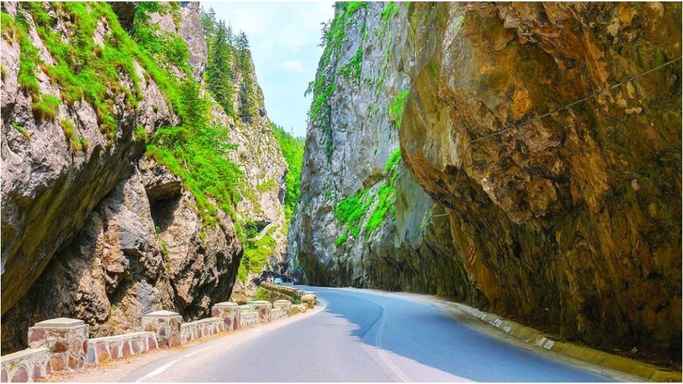 Resticții pe DN 12C, între Bicaz Chei și Lacu Roșu. Autovehiculele de peste 13 tone nu mai pot circula începând cu data de 2 iunie