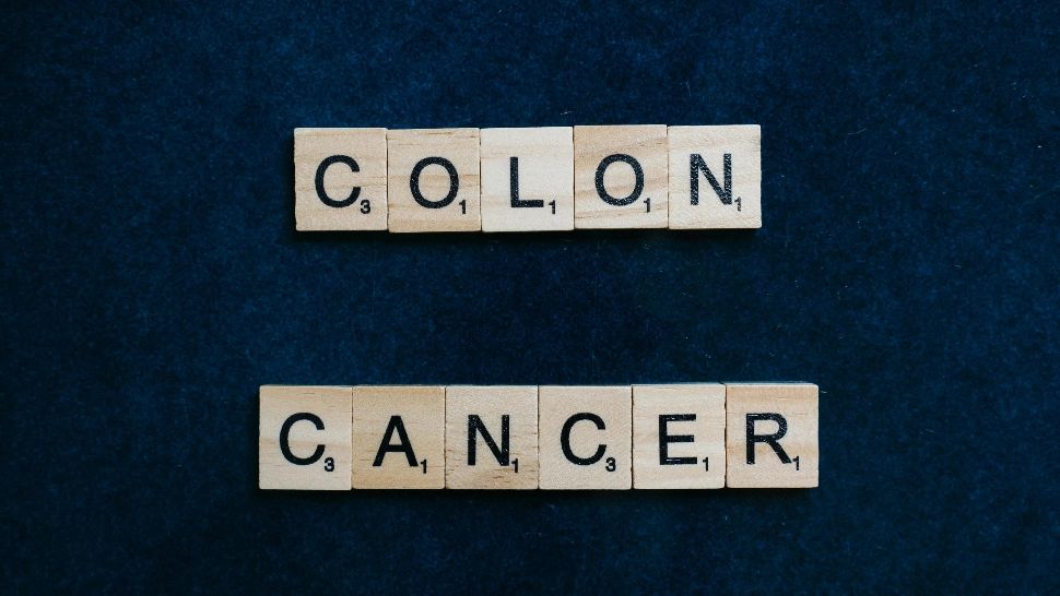 Simptomele ignorate ale cancerului de colon, boala tot mai frecvent întâlnită. Ce semnal de alarmă trag specialiștii