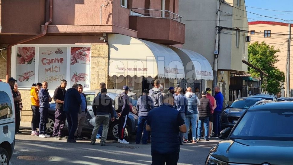 Cozi uriașe la carmangerii, de 1 Mai. Orașul în care oamenii se îmbulzesc la mici și carne mai ceva ca pe vremea comunistă