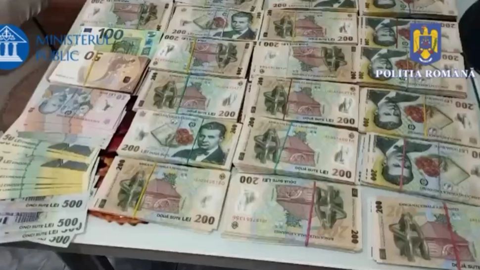 Doi angajați ai unei instituții publice, bănuiți că au furat bani din parcometre. Poliția a găsit sume importante la percheziții