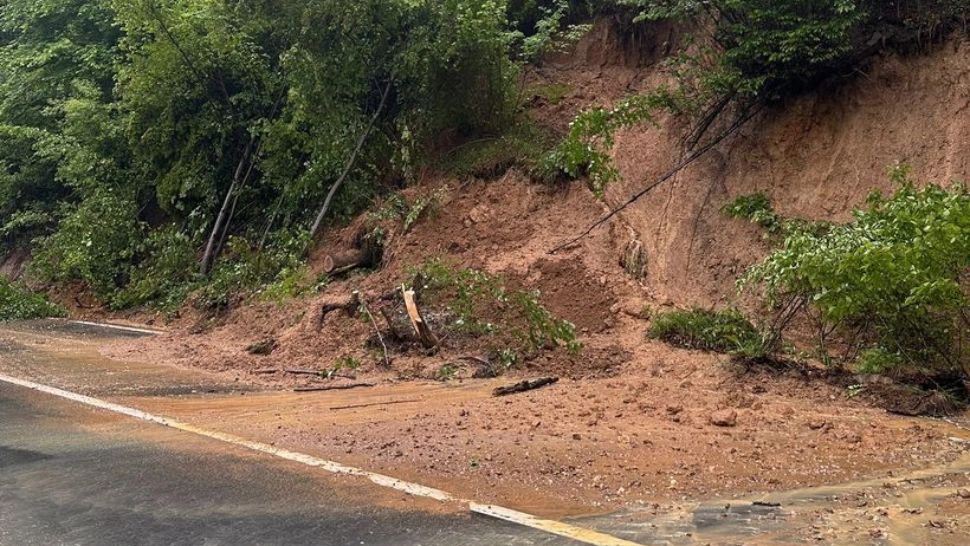 Restricții de circulație din cauza inundațiilor și alunecărilor de teren: mai multe drumuri sunt afectate, unele complet închise