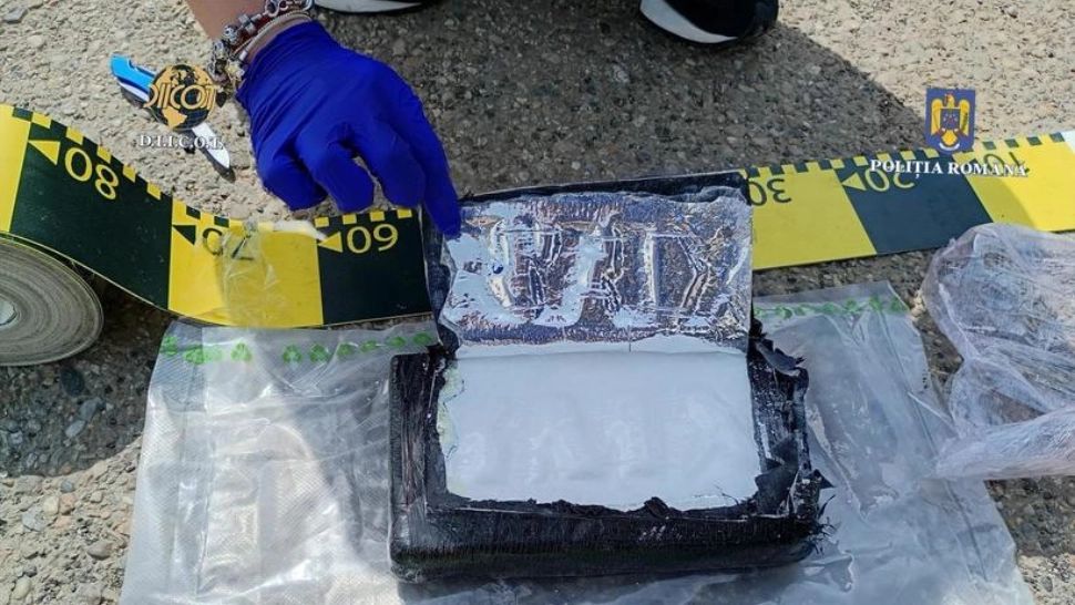 Captură spectaculoasă în vestul țării: tată și fiu, arestați după ce au primit colete cu droguri din Spania de peste 70.000 de euro