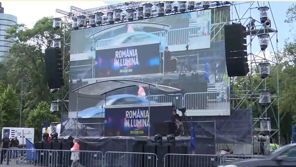 Nicușor sfidează tot și își face reclamă sub ochii premierului: Ecran uriaș în Piața Victoriei unde rulează imagini cu el. Jandarmeria a fost sesizată 