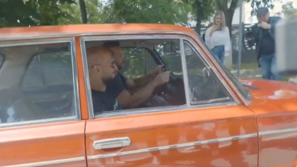 Frații Tate au făcut spectacol la semnarea controlului judiciar. În ce mașină specială au apărut VIDEO