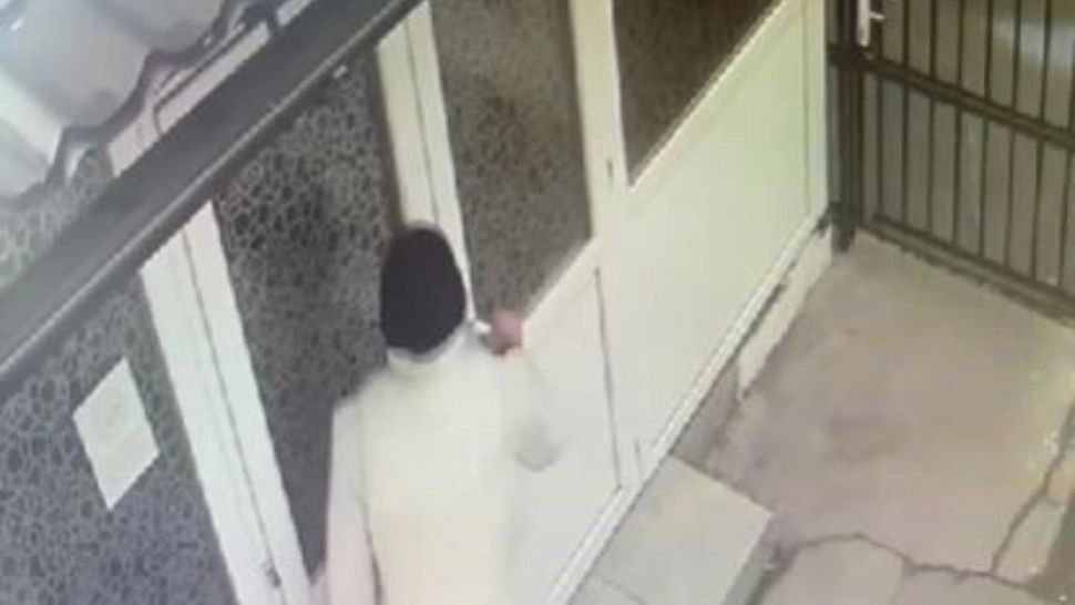 Bărbat reținut după ce a furat bijuteriile de pe mâna unei femei decedate, într-o capelă din București. Aurul a fost dus la amanet