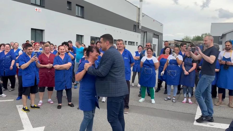 George Simion, printre oamenii care l-au votat: „Puterea acum e a poporului român” VIDEO