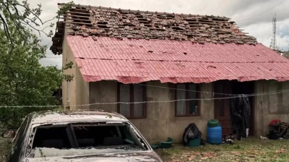 Un sat întreg din jud. Mehedinți, distrus de grindină. Peste 200 de locuințe afectate, zeci de mașini avariate de gheață - VIDEO