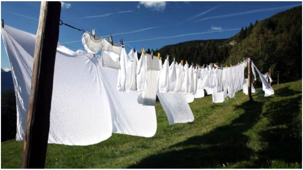 Ingredientul ieftin care îți albește hainele în doar câteva clipe. O să uiți de înălbitorii chimici 