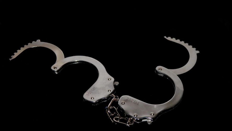 Procurorul care ar fi distrus probe din dosarul unui preot acuzat că a violat un minor a fost arestat