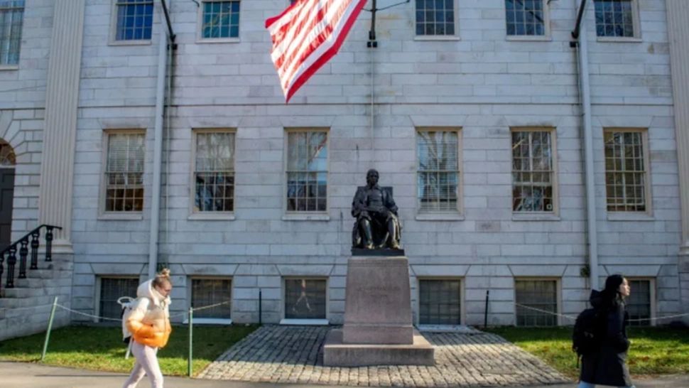 Ambasada României la Washington urmărește situația creată de decizia Administrației Trump de a închide programul Harvard pentru studenții străini. Ar putea fi afectați și 34 de studenţi români